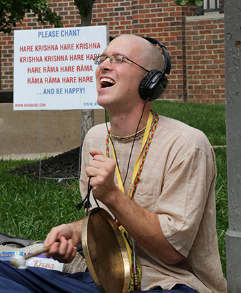 SKCON devotee chanting “Hare Krishna” on a streetcorner in Columbus. Credit: Ada Matusiewicz 