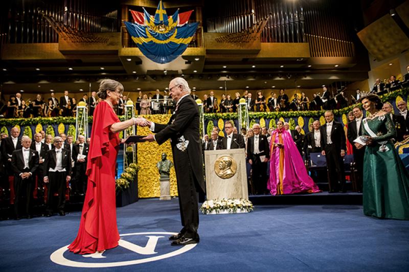 Donna Strickland receives her Nobel Prize medal from the King of Sweden. © Nobel Media AB 2018. Photo: Alexander Mahmoud