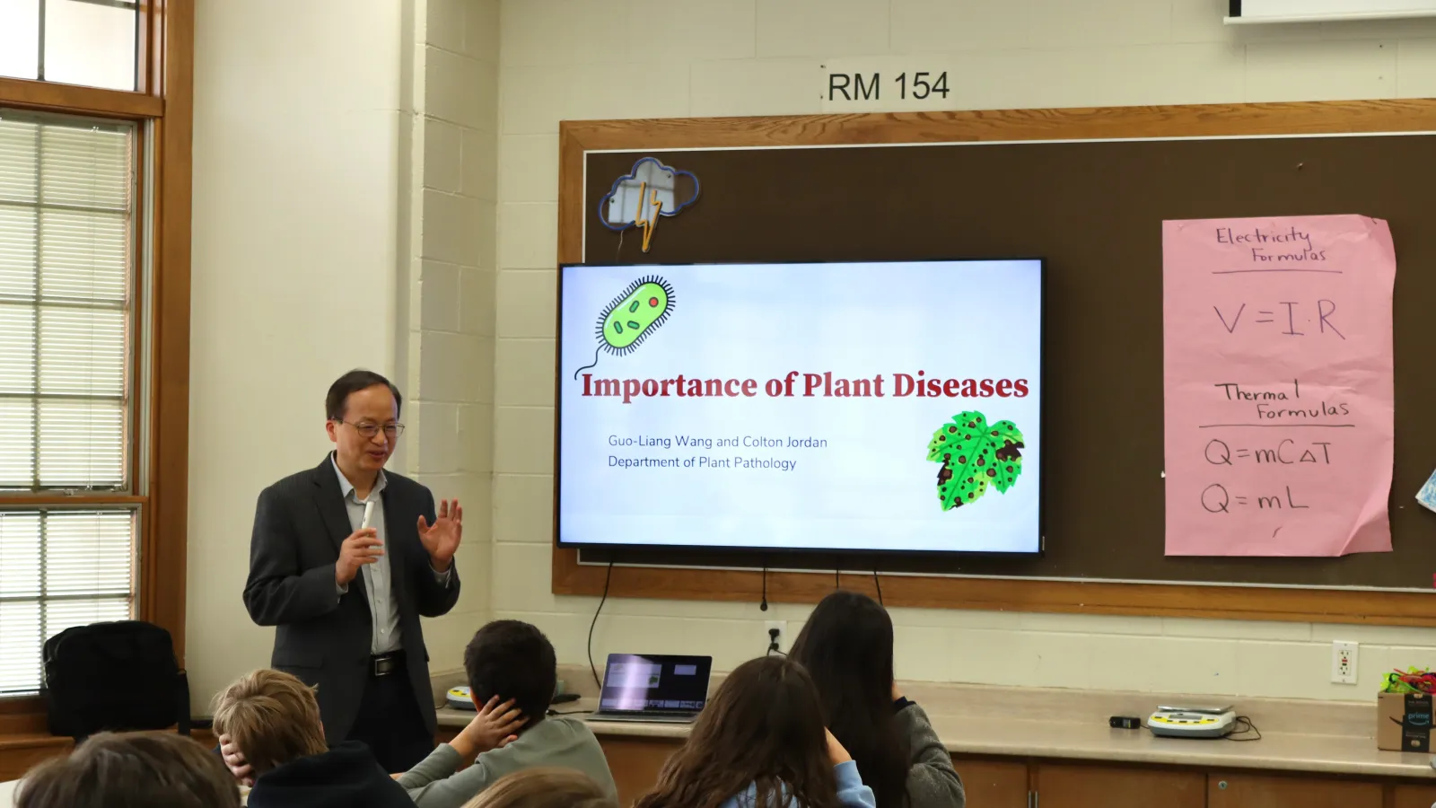 Wang teaches students about the importance of plant diseases