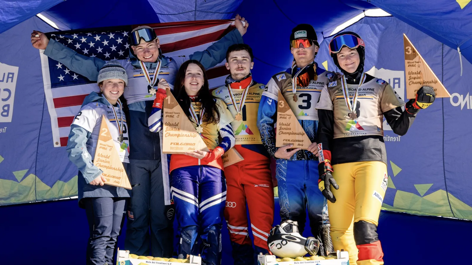 Akina Kizuka accepts snowboarding award