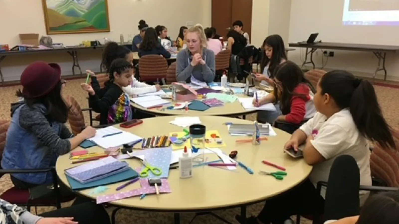 An Ohio State student leading instruction at Proyecto Mariposas