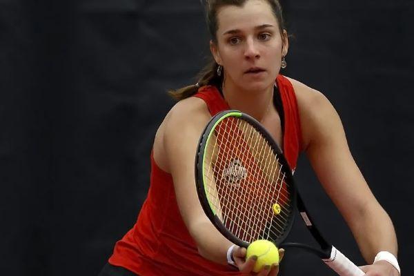 Irina Cantos Siemers sets up for a tennis serve