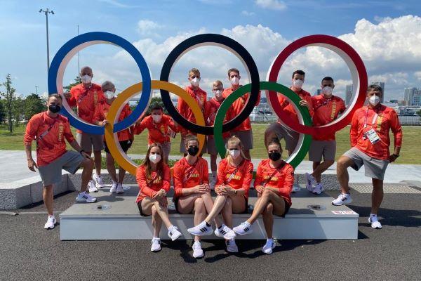 Lena (front row, left) and Team Germany teammates at the 2021 Tokyo Olympics
