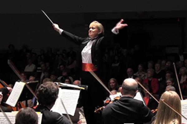Miriam Burns conducting the Ohio State Symphony Orchestra